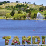 Turistas disfrutando en cabañas y hoteles de Tandil en fines de semana largo junio 2025