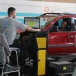 Revisor VTV haciendo el trámite obligatorio de revisión vehicular