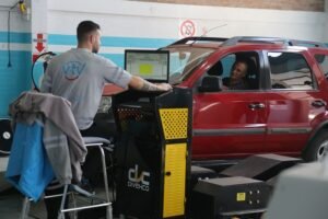 Revisor VTV haciendo el trámite obligatorio de revisión vehicular