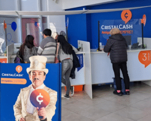 Interior de la sucursal central de CristalCash en La Plata