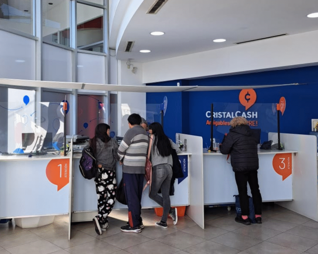 Interior de la sucursal central de CristalCash en La Plata