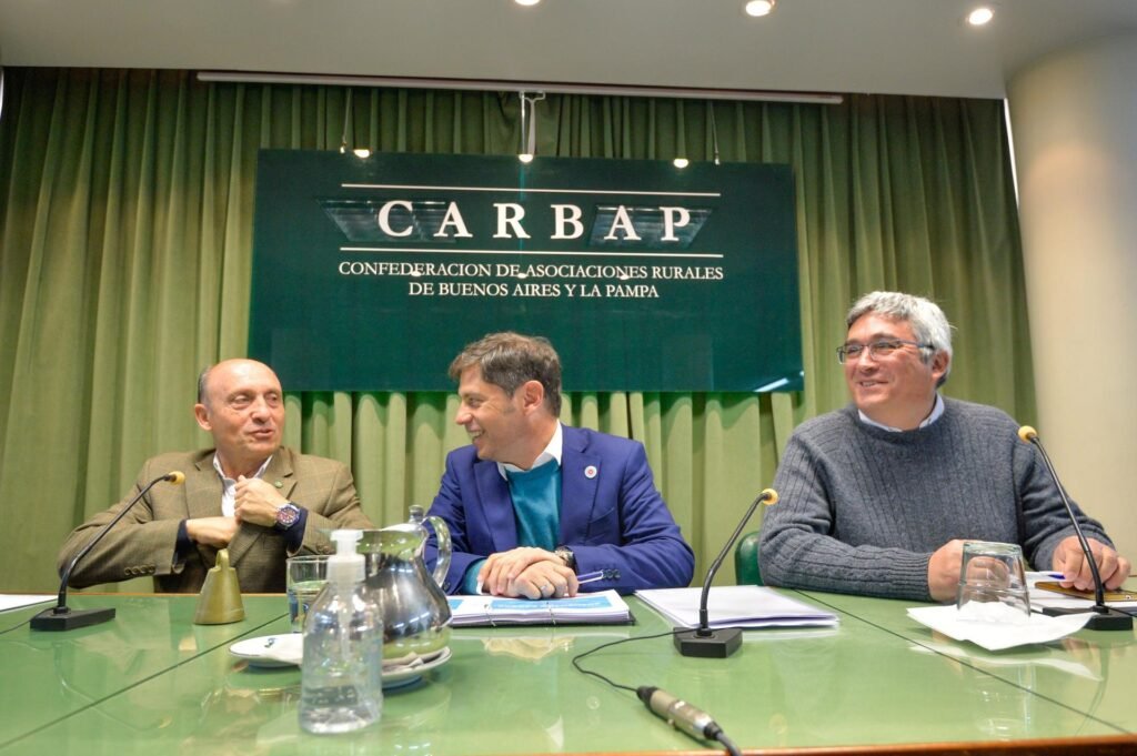 Kicillof acompañado de las autoridades de carbap