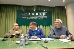 Kicillof acompañado de las autoridades de carbap