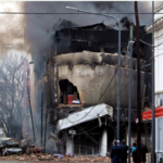 Frente incendiado del depósito en La Plata