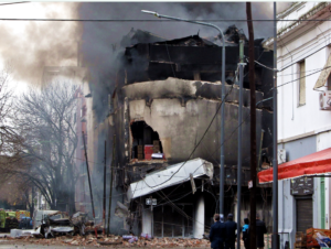 Frente incendiado del depósito en La Plata