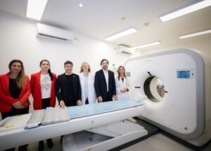 Kicillof recorrió el Hospital Rossi y reforzó la distribución de medicamentos en La Plata